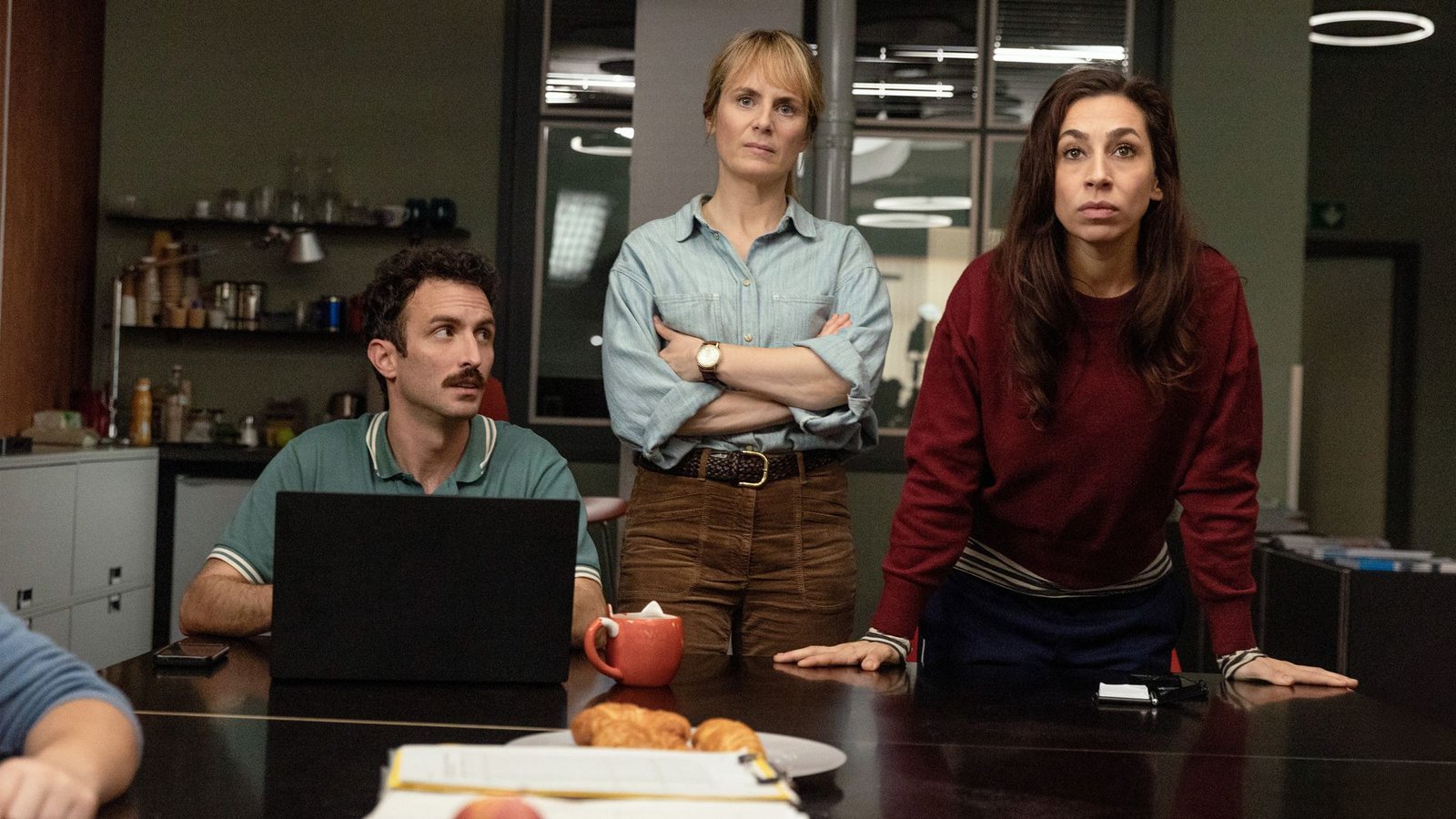 Stehen vor einem Rätsel (von li.): Computerexperte Noah Löwenherz (Aaron Arens), Kommissarin Isabelle Grandjean (Anna Pieri Zuercher, hinten) und Kollegin Tessa Ott (Carol Schuler).Foto: ARD Degeto Film/SRF//
Sava Hlavace Stehen vor einem Rätsel (von li.): Computerexperte Noah Löwenherz (Aaron Arens), Kommissarin Isabelle Grandjean (Anna Pieri Zuercher, hinten) und Kollegin Tessa Ott (Carol Schuler).Foto: ARD Degeto Film/SRF//
Sava Hlavace