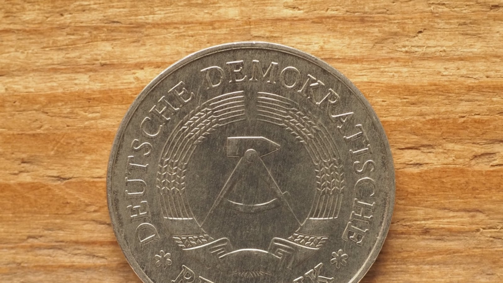 Die Ostmark kann heute nicht mehr gegen Euro eingetauscht werden.Foto: Claudio Divizia / shutterstock.com