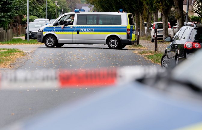 Die Polizei sicherte nach der Tat in dem Wohnhaus Spuren.<span class='image-autor'>Foto: Hauke-Christian Dittrich/dpa</span>