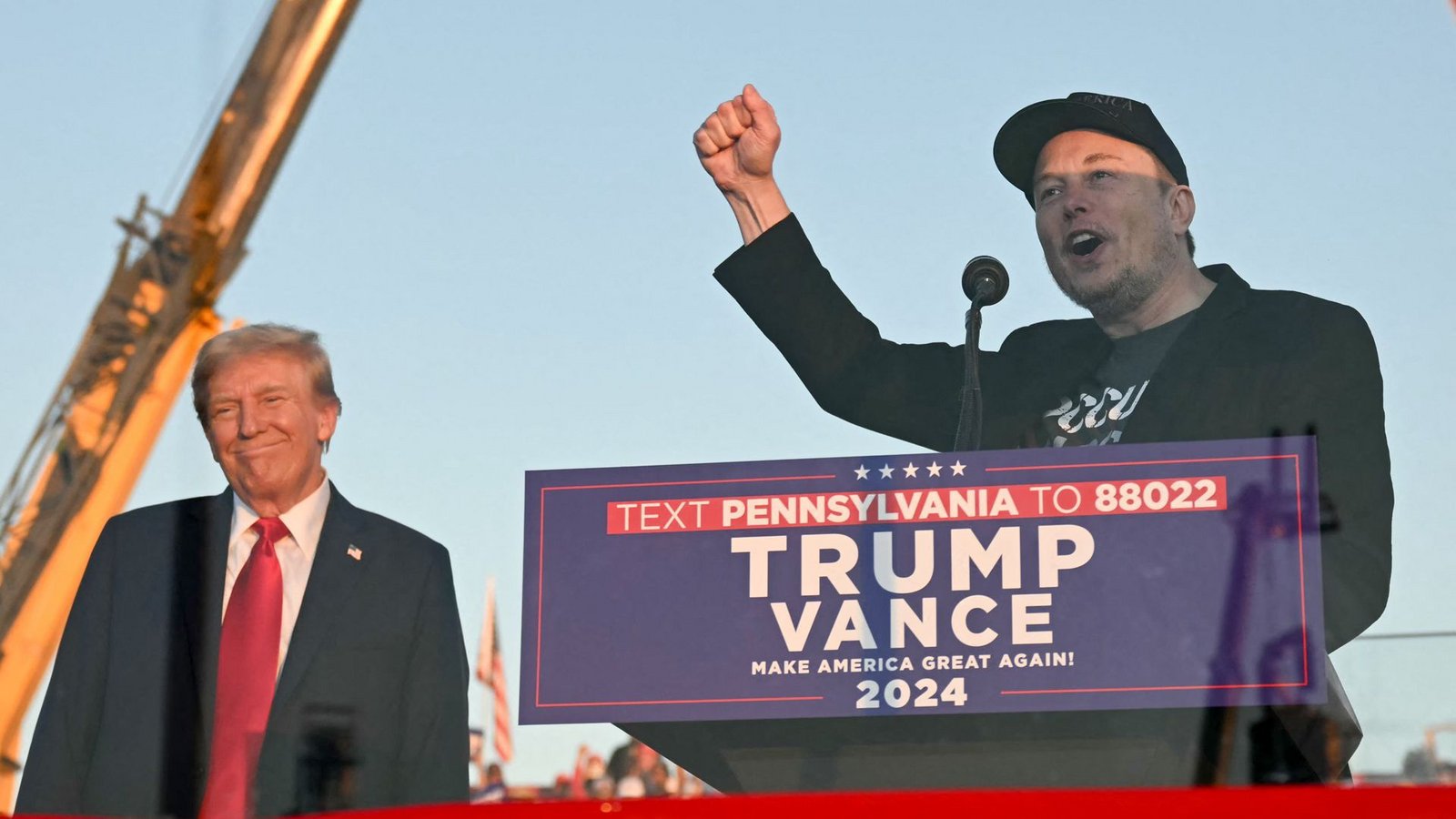Zwei Brüder im Geiste: Donald Trump (links) und Elon Musk bei einem Wahlkampfauftritt in Pennsylvania.Foto: AFP/JIM WATSON Zwei Brüder im Geiste: Donald Trump (links) und Elon Musk bei einem Wahlkampfauftritt in Pennsylvania.Foto: AFP/JIM WATSON