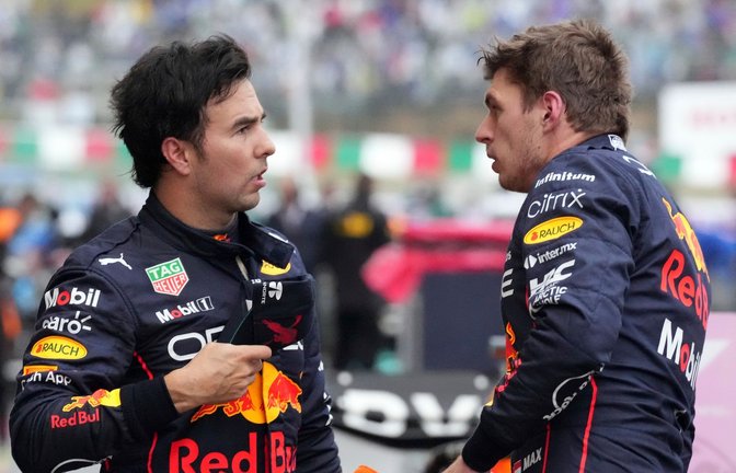 Zweigespräch: Sergio Perez (l) und Max Verstappen.<span class='image-autor'>Foto: Eugene Hoshiko/AP/dpa</span>
