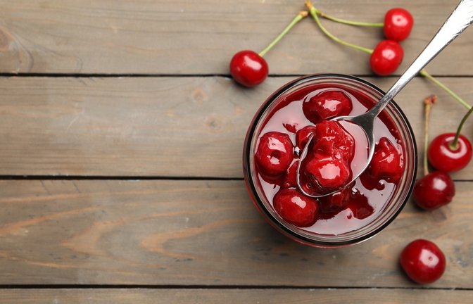Für die Maronencreme wird Kirschkompott benötigt. (Symbolbild)<span class='image-autor'>Foto: New Africa/ Shutterstock</span>