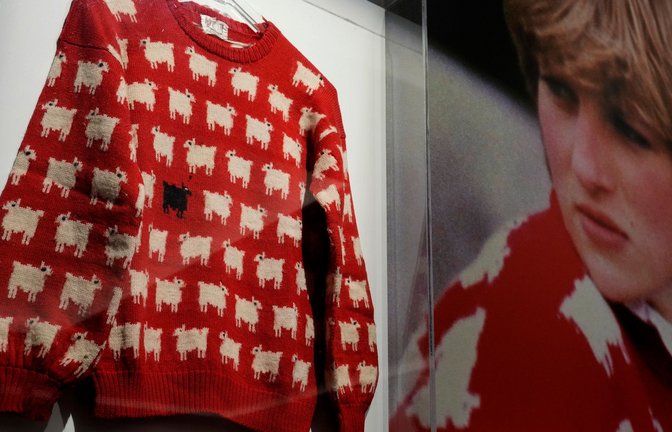 Der Pullover von Prinzessin Diana im Auktionshaus Sotheby's.<span class='image-autor'>Foto: Frank Augstein/AP</span>