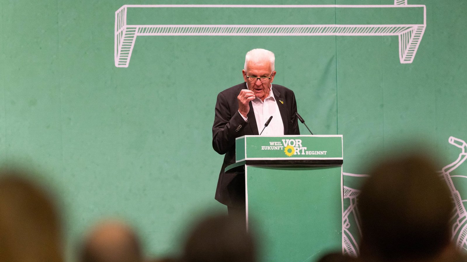 Ministerpräsident Winfried Kretschmann mühte sich beim Landesparteitag in Weingarten, die Grünen auf einen restriktiveren Kurs in der Asylpolitik vorzubereiten.Foto: dpa/Philipp von Ditfurth Ministerpräsident Winfried Kretschmann mühte sich beim Landesparteitag in Weingarten, die Grünen auf einen restriktiveren Kurs in der Asylpolitik vorzubereiten.Foto: dpa/Philipp von Ditfurth