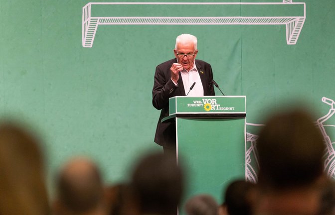 Ministerpräsident Winfried Kretschmann mühte sich beim Landesparteitag  in Weingarten, die Grünen auf einen restriktiveren Kurs in der Asylpolitik vorzubereiten.<span class='image-autor'>Foto: dpa/Philipp von Ditfurth</span>