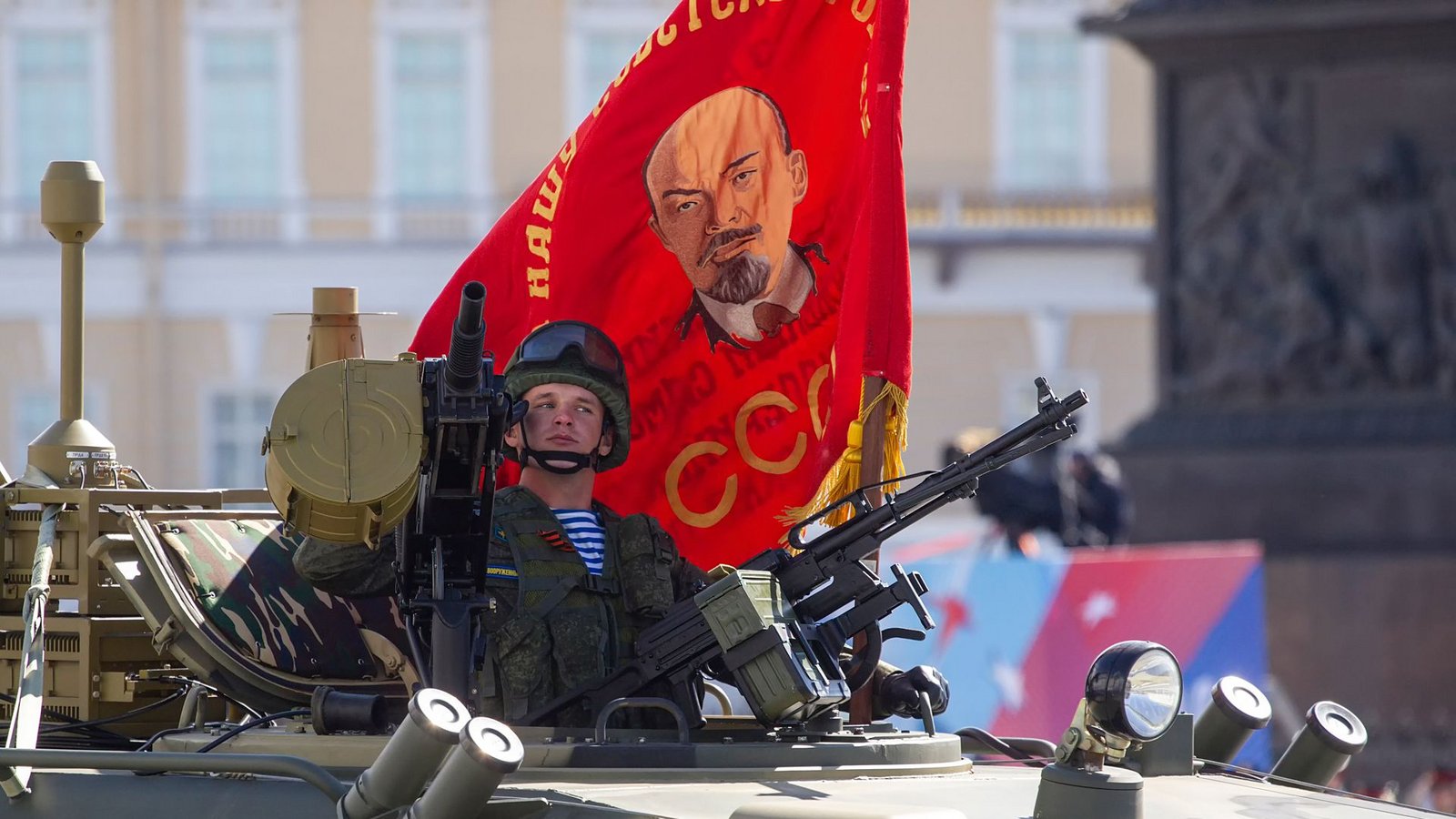 Eine Fahne mit einer Abbildung von Lenin ist bei der Präsentation der militärischen Ausrüstung während der Generalprobe für die Parade zum Tag des Sieges auf dem Palastplatz zu sehen.Foto: Artem Priakhin/SOPA Images via Zuma Press Wire/dpa Eine Fahne mit einer Abbildung von Lenin ist bei der Präsentation der militärischen Ausrüstung während der Generalprobe für die Parade zum Tag des Sieges auf dem Palastplatz zu sehen.Foto: Artem Priakhin/SOPA Images via Zuma Press Wire/dpa