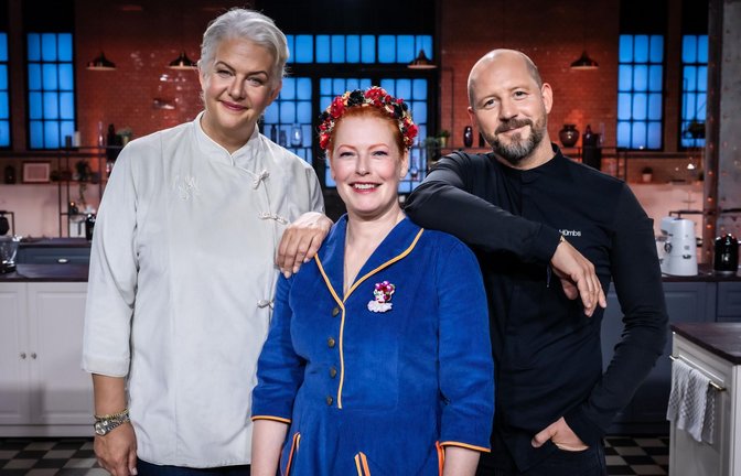 Die Jury: Bettina Schliephake-Burchardt  (links) und Christian Hümbs (rechts) mit Moderatorin Enie van de Meiklokjes.<span class='image-autor'>Foto: © SAT.1 / Claudius Pflug/Claudius Pflug</span>