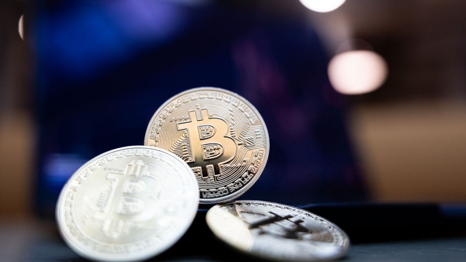 Bitcoin ist eine dezentrale digitale Währung, die ohne eine Zentralbank oder einen Verwalter auskommt.Foto: Hannes P Albert/dpa