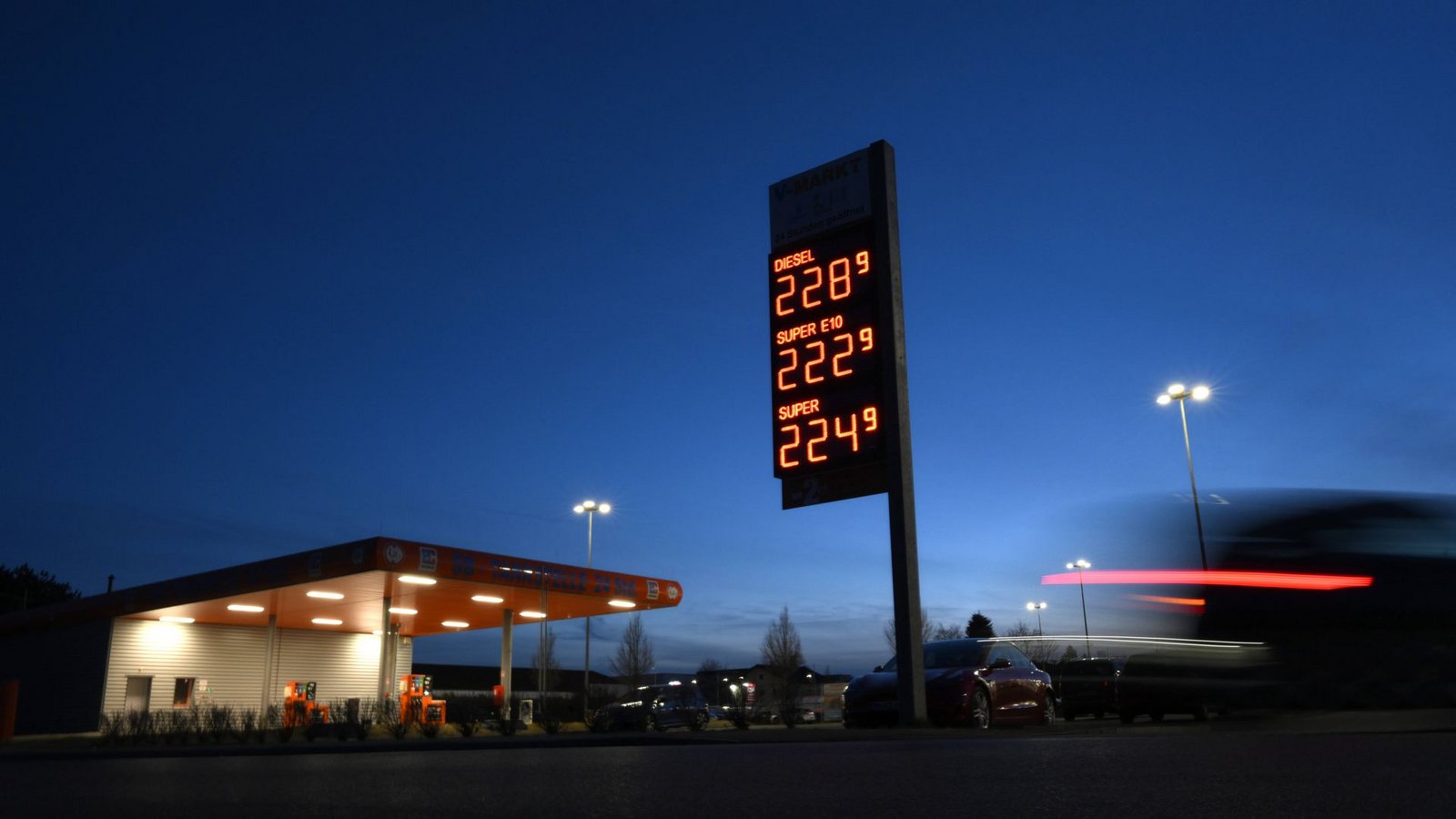 Die Spritpreise stiegen in den vergangenen Tagen massiv (Symbolbild).Foto: IMAGO/MiS/IMAGO Die Spritpreise stiegen in den vergangenen Tagen massiv (Symbolbild).Foto: IMAGO/MiS/IMAGO