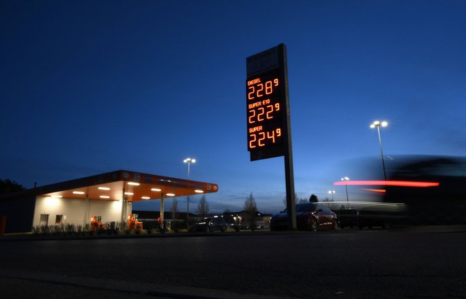 Die Spritpreise stiegen in den vergangenen Tagen massiv (Symbolbild).<span class='image-autor'>Foto: IMAGO/MiS/IMAGO</span>