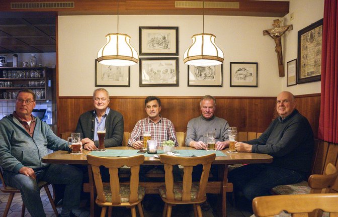 Seit Jahrzehnten treffen sich  Ulrich Kley,  Roman Geiselhart, Franz Müller,  Paul Müller und  Franz Schmid  (von links)  zum Stammtisch in der Wirtschaft von Bichishausen.<span class='image-autor'>Foto: sichtlichmensch/Andy Reiner</span>