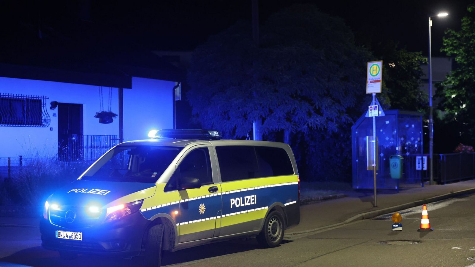 Feuerwehr und Polizei rückten gegen 1.35 Uhr an den Parkplatz an.Foto: SDMG Feuerwehr und Polizei rückten gegen 1.35 Uhr an den Parkplatz an.Foto: SDMG