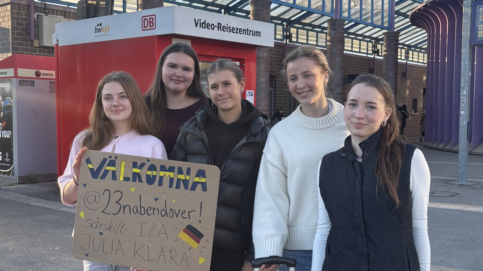 Die Gäste werden am Vaihinger Bahnhof gebührend empfangen. Foto: p Die Gäste werden am Vaihinger Bahnhof gebührend empfangen. Foto: p