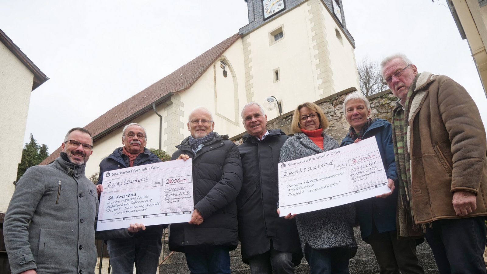 Vesperkirche und Sanierung der Kirchenmauer in Dürrmenz werden mit jeweils 2000 Euro unterstützt (von links): Marcus Kalkofen, Rolf Leo, Karl Röckinger, Jürgen Huber, Silke Stammler, Barbara Straub und Klaus-Peter Böhringer.  Foto: Friedrich
