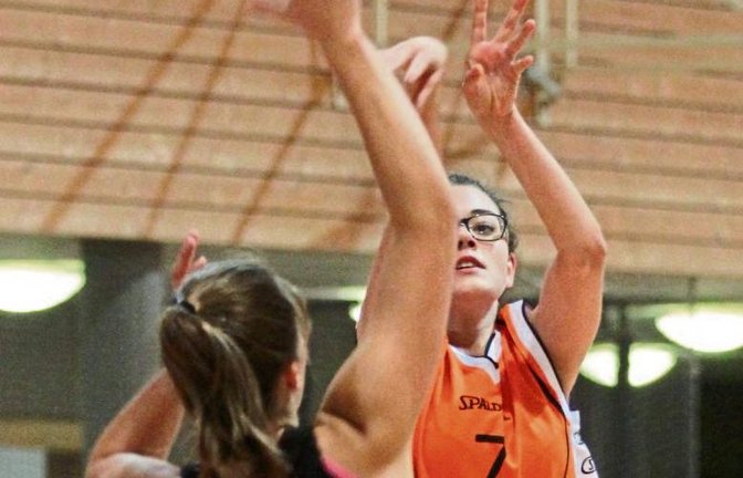 BSG-Guard Hannah Heinrich (rechts) zeigt eine saubere Wurfhaltung. Jetzt müssen nur noch die Würfe in Nürtingen fallen. Foto: Nachreiner