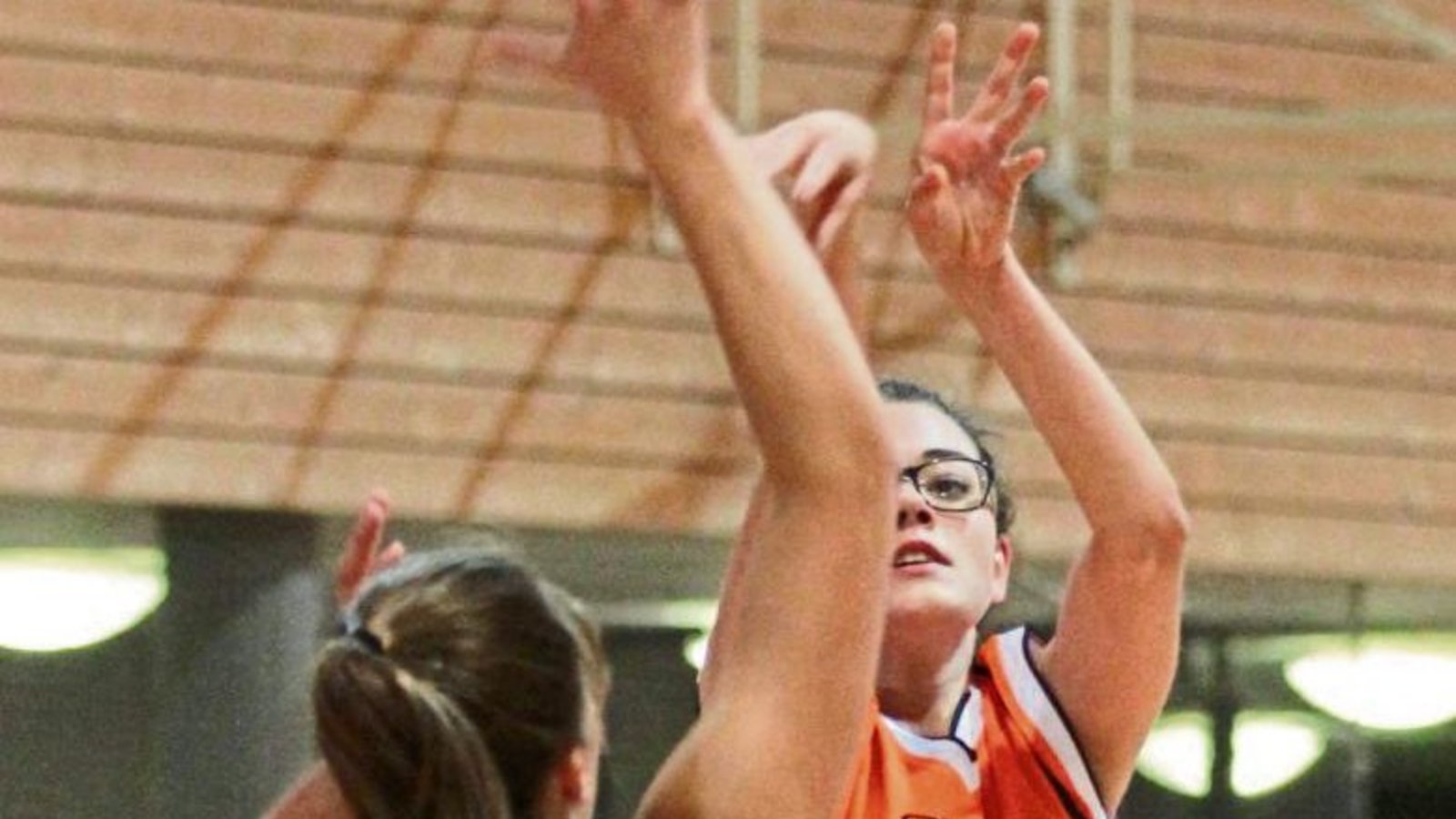 BSG-Guard Hannah Heinrich (rechts) zeigt eine saubere Wurfhaltung. Jetzt müssen nur noch die Würfe in Nürtingen fallen. Foto: Nachreiner BSG-Guard Hannah Heinrich (rechts) zeigt eine saubere Wurfhaltung. Jetzt müssen nur noch die Würfe in Nürtingen fallen. Foto: Nachreiner