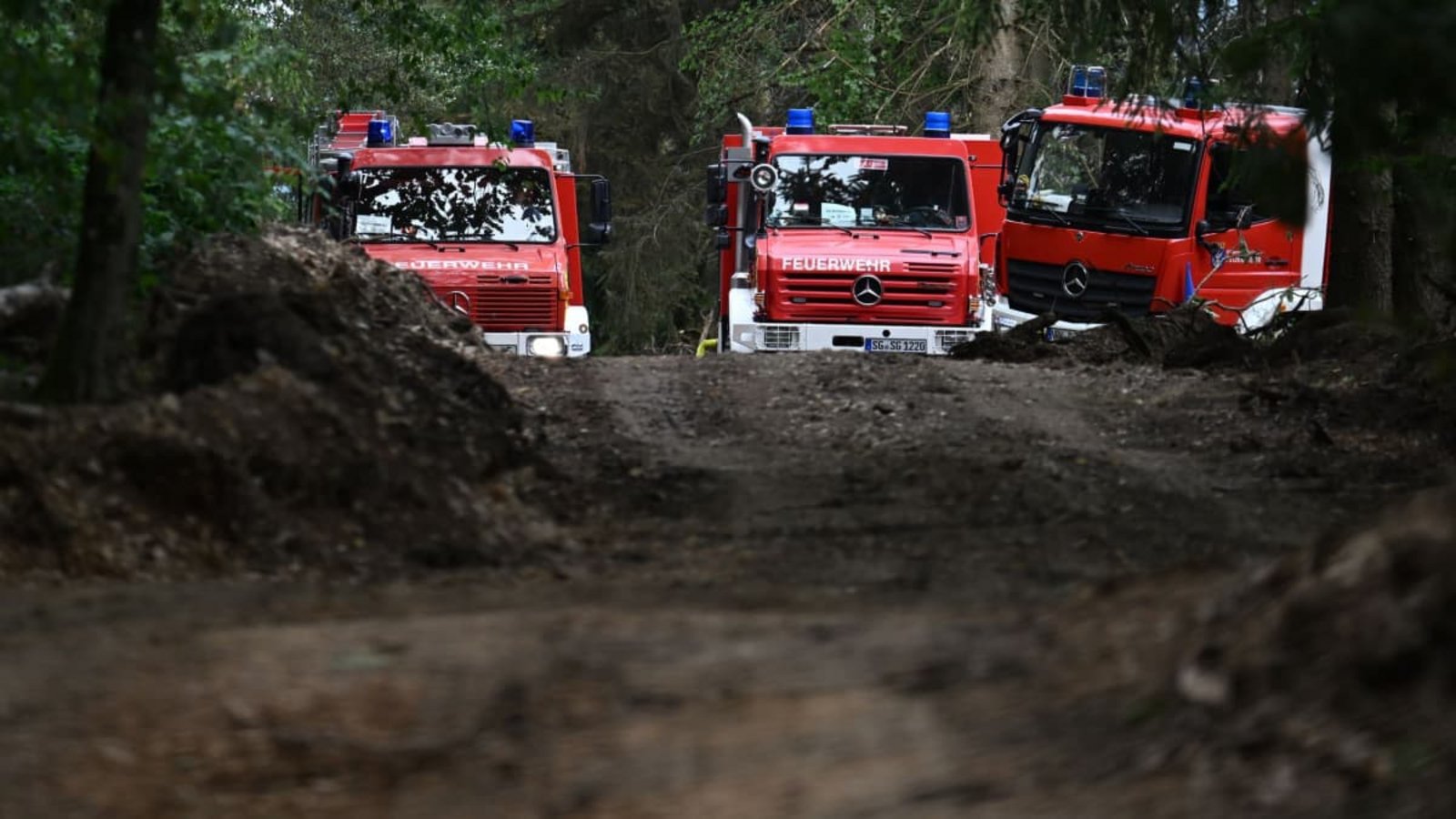Bei Feuer auf munitionsbelasteten Flächen müssen Einsatzkräfte auf Abstand bleiben, das macht die Bekämpfung schwierig.Federico Gambarini/dpa Bei Feuer auf munitionsbelasteten Flächen müssen Einsatzkräfte auf Abstand bleiben, das macht die Bekämpfung schwierig.Federico Gambarini/dpa