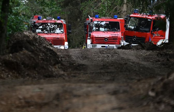 Bei Feuer auf munitionsbelasteten Flächen müssen Einsatzkräfte auf Abstand bleiben, das macht die Bekämpfung schwierig.<span class='image-autor'>Federico Gambarini/dpa</span>
