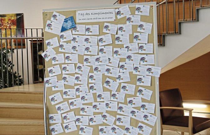 Eine Tafel voll mit Komplimenten steht zurzeit im Foyer des Vaihinger Karl-Gerok-Stifts. Mitarbeiter, Bewohner, Angehörige und Ehrenamtliche sind eingeladen, Komplimente-Karten zu schreiben. „Danke, dass es Euch gibt“, heißt es unter anderem an das ganze Haus, aber auch den Kindern, Enkeln oder auch Kollegen wird gedankt. Eine weitere Tafel ist bislang zur Hälfte voll, es ist also noch Platz für Komplimente da ...  Foto: Rücker