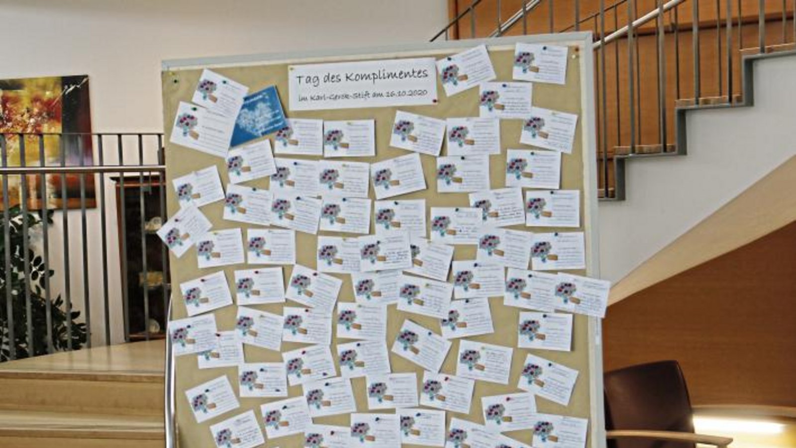 Eine Tafel voll mit Komplimenten steht zurzeit im Foyer des Vaihinger Karl-Gerok-Stifts. Mitarbeiter, Bewohner, Angehörige und Ehrenamtliche sind eingeladen, Komplimente-Karten zu schreiben. „Danke, dass es Euch gibt“, heißt es unter anderem an das ganze Haus, aber auch den Kindern, Enkeln oder auch Kollegen wird gedankt. Eine weitere Tafel ist bislang zur Hälfte voll, es ist also noch Platz für Komplimente da ... Foto: Rücker Eine Tafel voll mit Komplimenten steht zurzeit im Foyer des Vaihinger Karl-Gerok-Stifts. Mitarbeiter, Bewohner, Angehörige und Ehrenamtliche sind eingeladen, Komplimente-Karten zu schreiben. „Danke, dass es Euch gibt“, heißt es unter anderem an das ganze Haus, aber auch den Kindern, Enkeln oder auch Kollegen wird gedankt. Eine weitere Tafel ist bislang zur Hälfte voll, es ist also noch Platz für Komplimente da ... Foto: Rücker