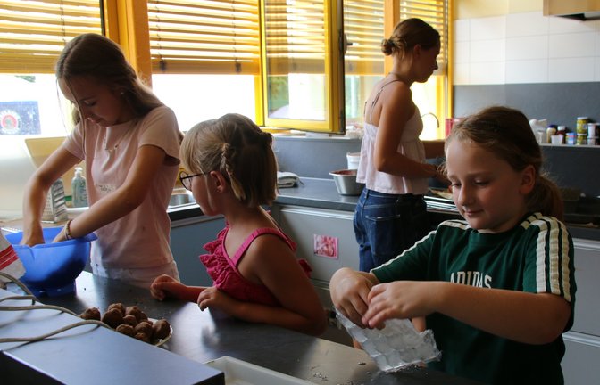 In der Bäckerei entstehen Cake-Pops, die später am Kiosk verkauft werden.