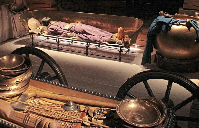 Die Nachbildung des Hochdorfer Keltengrabes im Museum. Mit der anstehenden Investition könnte der Keltenfürst vor Besuchern als Hologramm auferstehen. Foto: Archiv