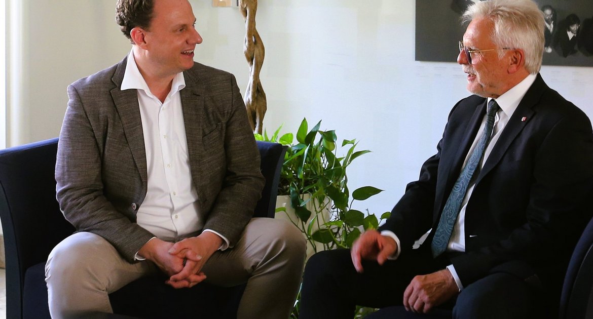 Die Oberbürgermeister Matthias Knecht (Ludwigsburg, links) und Michael Makurath (Ditzingen, rechts) referieren im Ludwigsburger Rathaus über kommunale Finanznot, Kommunalfinanzen, Freiwilligkeitsleistungen von Kommunen und Auswegsuche Lösungssuche