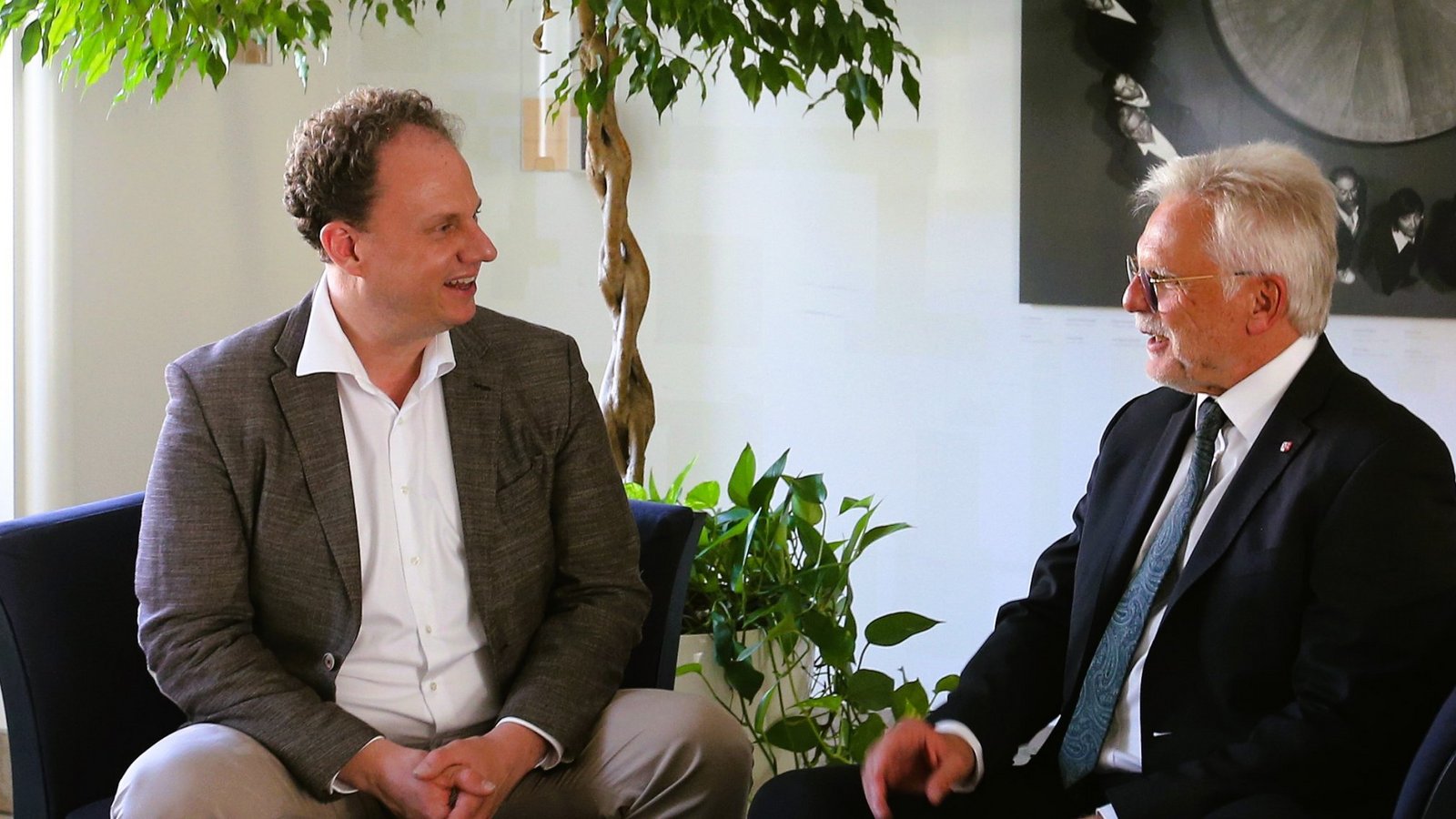 Debattieren über die finanzielle Lage der Kommunen: Ludwigsburgs OB Matthias Knecht (links) und sein Ditzinger Kollege Michael Makurath. Foto: Küppers Debattieren über die finanzielle Lage der Kommunen: Ludwigsburgs OB Matthias Knecht (links) und sein Ditzinger Kollege Michael Makurath. Foto: Küppers