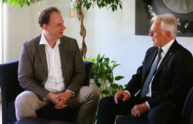 Debattieren über die finanzielle Lage der Kommunen: Ludwigsburgs OB Matthias Knecht (links) und sein Ditzinger Kollege Michael Makurath. <span class='image-autor'>Foto: Küppers</span>