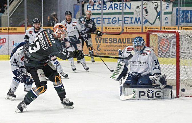 Marcus Sommerfeld nimmt Dresdens Goalie Marco Eisenhut unter Beschuss, doch im Heimspiel müssen die Bietigheim Steelers eine 1:5-Klatsche hinnehmen.  Foto: Baumann
