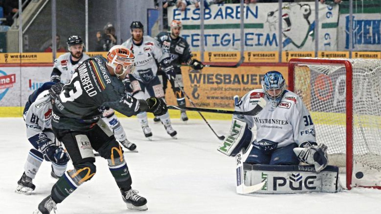 Marcus Sommerfeld nimmt Dresdens Goalie Marco Eisenhut unter Beschuss, doch im Heimspiel müssen die Bietigheim Steelers eine 1:5-Klatsche hinnehmen. Foto: Baumann Marcus Sommerfeld nimmt Dresdens Goalie Marco Eisenhut unter Beschuss, doch im Heimspiel müssen die Bietigheim Steelers eine 1:5-Klatsche hinnehmen. Foto: Baumann