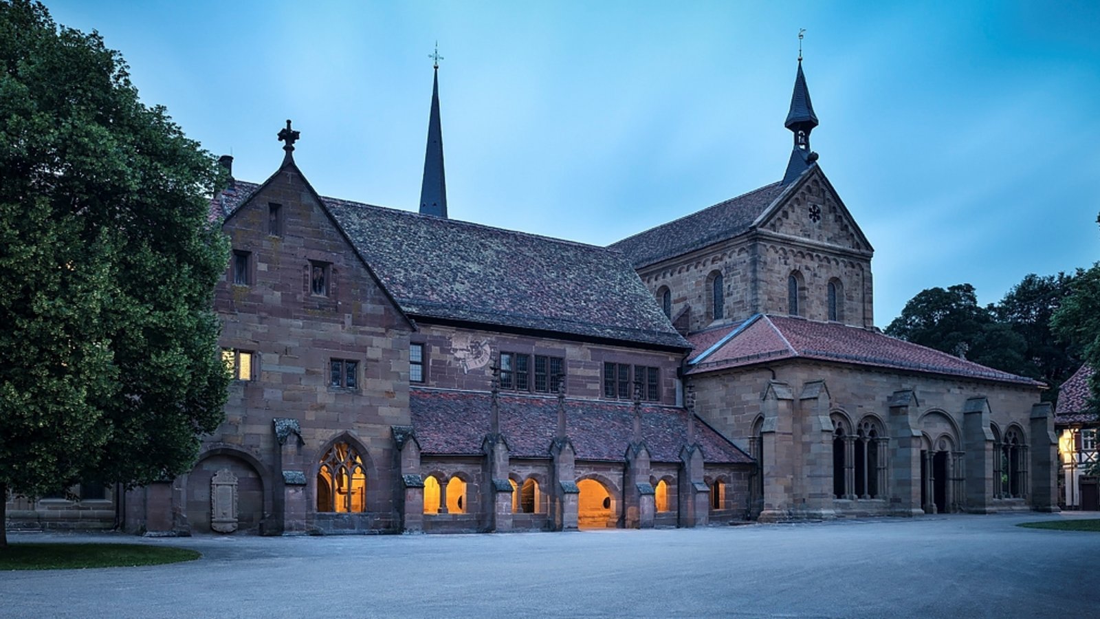 Zum Herbstbeginn können Familien im Kloster Maulbronn Laternen basteln.  Foto: SSG