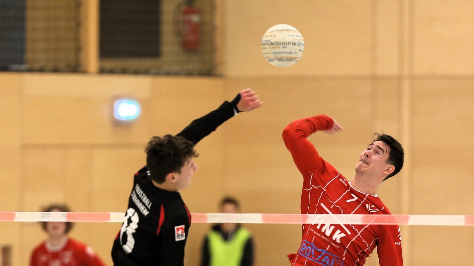 Andreas Knodel (rechts) behält gegen Stammheims Fynn Erlenmayer die Oberhand. Foto: Küppers