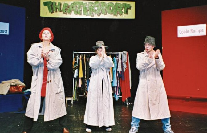 Zwei Schauspiel-Mannschaften treten bei Theatersport gegeneinander an.  Foto: p