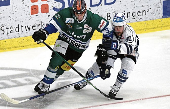 Lange Zeit ein Bild mit Seltenheitswert im DEL-2-Duell der Steelers gegen die Eislöwen: Bietigheims Max Prommersberger (links) lässt Dresdens Nick Huard im Laufduell stehen. Foto: Baumann