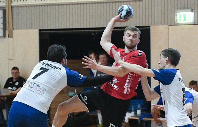 Yannick Ott (Mitte) und die HCME-Handballer erzwangen zu oft ihre Würfe gegen den Bezirksklassespitzenreiter TV Möglingen. <span class='image-autor'>Foto: Leitner</span>
