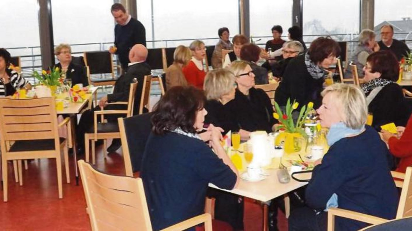 Im Café Schlossblick durften sich die ehrenamtlichen Helfer verwöhnen lassen. Foto: p Im Café Schlossblick durften sich die ehrenamtlichen Helfer verwöhnen lassen. Foto: p