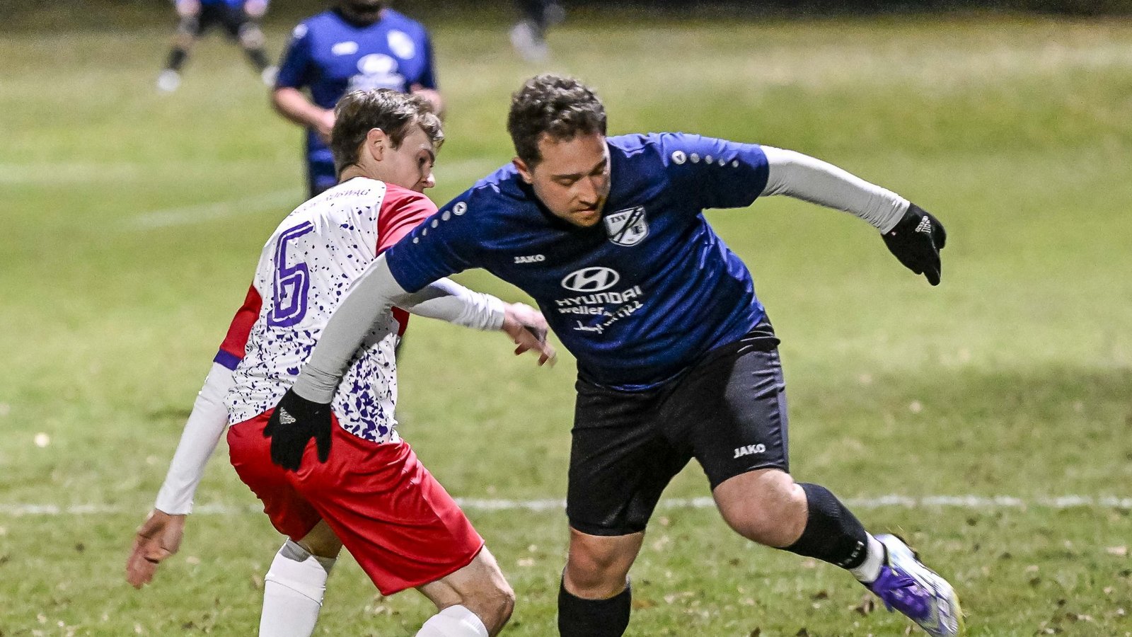 Ricardo Solombrino (rechts) von der SGM Gündelbach/Häfnerhaslach kämpft sich an Julian Gayer aus Nussdorf vorbei. Foto: Leitner