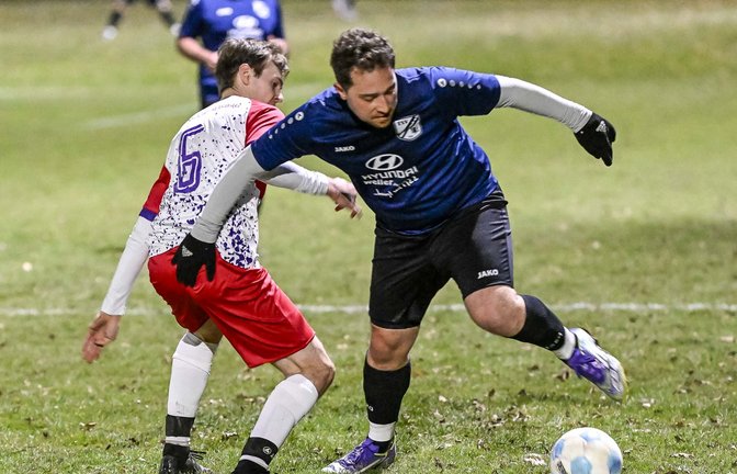 Ricardo Solombrino (rechts) von der SGM Gündelbach/Häfnerhaslach kämpft sich an Julian Gayer aus Nussdorf vorbei. <span class='image-autor'>Foto: Leitner</span>