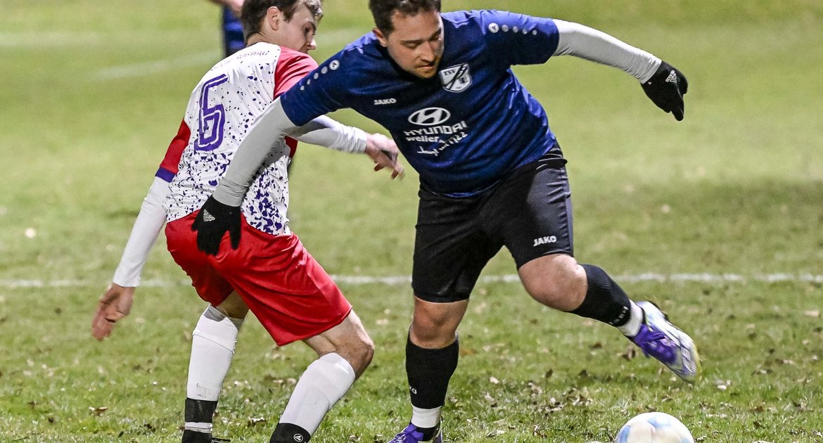 SGM Gündelbach Häfnerhaslach - SGM Nussdorf Roßwag, 05.03.2026,   Fußball, Männer, Kreisliga B6, Enz-Murr, Saison 2025 / 2026,  Zweikampf um den Ball zwischen Riccardo Solombrino (SGM FC Gündelbach/TSV Häfnerhaslach, #16) und Julian Gayer (SGM TSV Nussdorf/FV Rosswag II, #06) 
