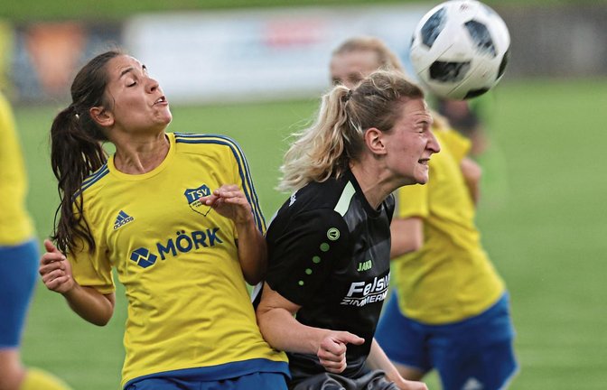 Doppeltorschützin Christina Knapp (rechts) zeigt im ersten Punktspiel gegen Heimsheim permanent Zug zum Ball. Foto: Küppers