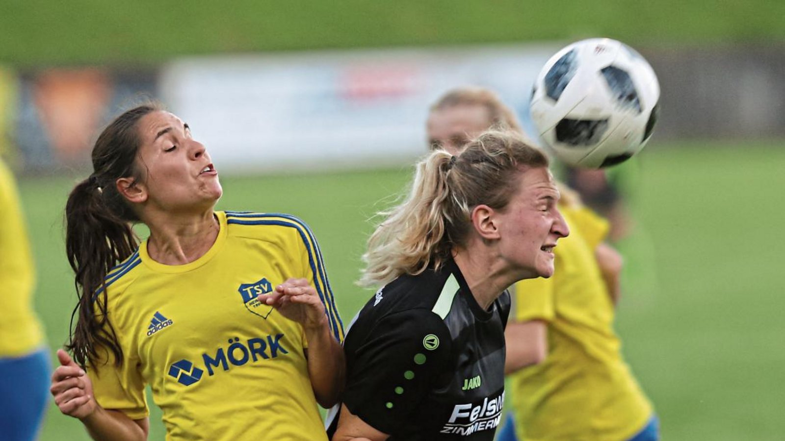 Doppeltorschützin Christina Knapp (rechts) zeigt im ersten Punktspiel gegen Heimsheim permanent Zug zum Ball. Foto: Küppers