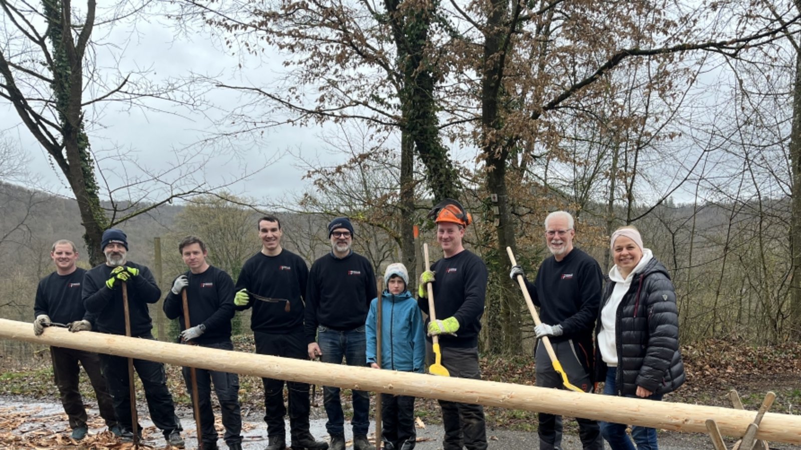Die Feuerwehr fällt den neuen Maibaum. rechts Ortsvorsteherin Viola Lepp. Foto: Glemser