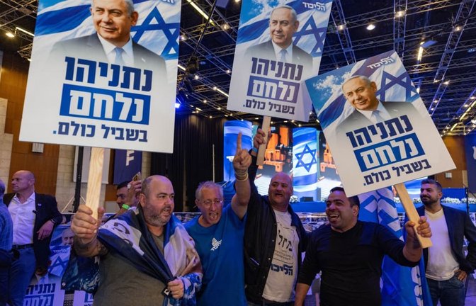 Nach der Parlamentswahl in Israel: Anhänger und Mitglieder der Likud-Partei von Ministerpräsident Netanjahu versammeln sich.<span class='image-autor'>Olivier Fitoussi/dpa</span>