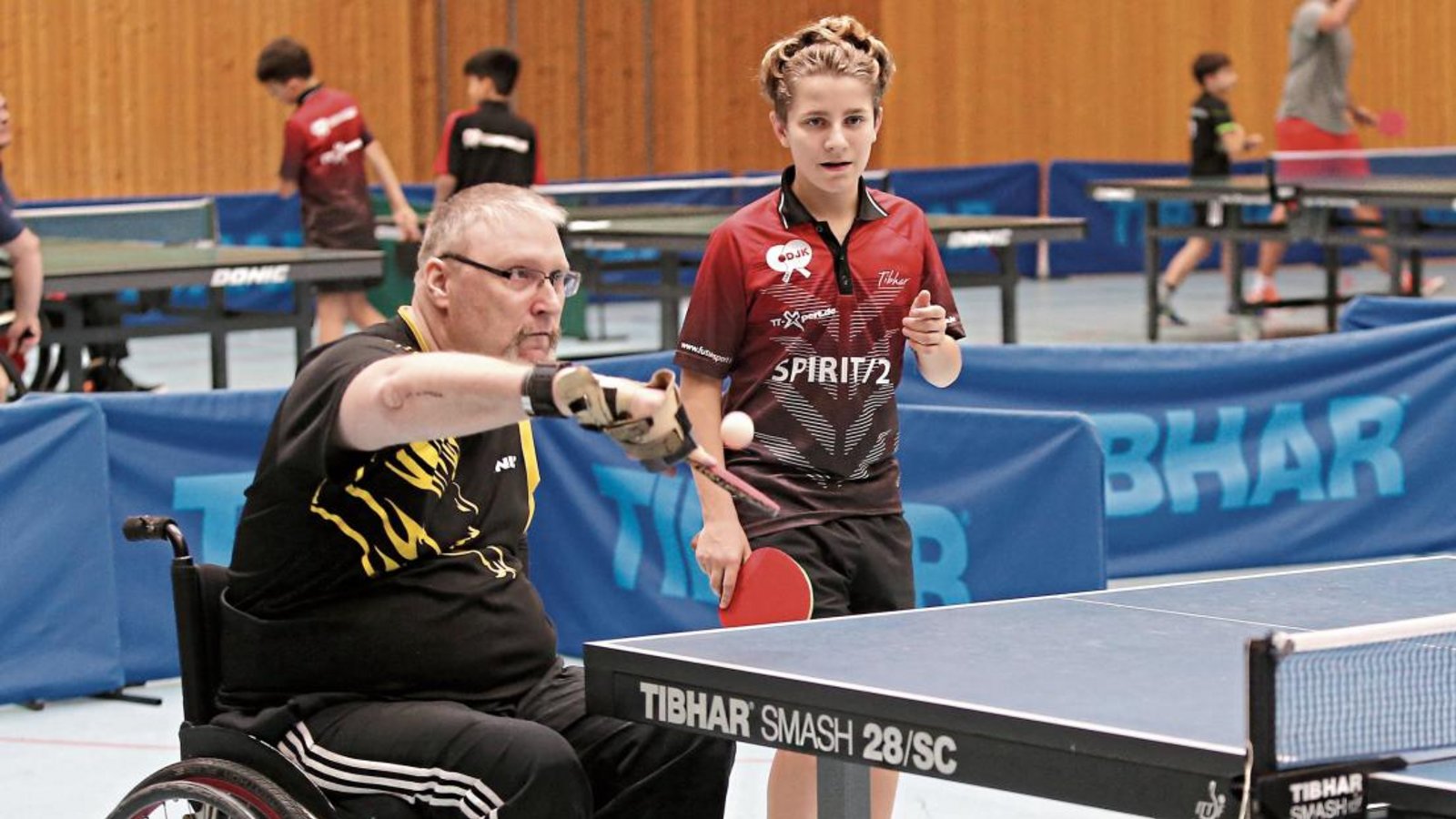 Gemeinsam als Doppel an der Tischtennisplatte: Markus Koriot (links) und Moritz Männle vom DJK Sportbund Stuttgart. Foto: Baumann Gemeinsam als Doppel an der Tischtennisplatte: Markus Koriot (links) und Moritz Männle vom DJK Sportbund Stuttgart. Foto: Baumann