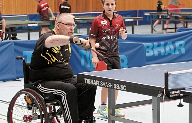 Gemeinsam als Doppel an der Tischtennisplatte: Markus Koriot (links) und Moritz Männle vom DJK Sportbund Stuttgart.  Foto: Baumann