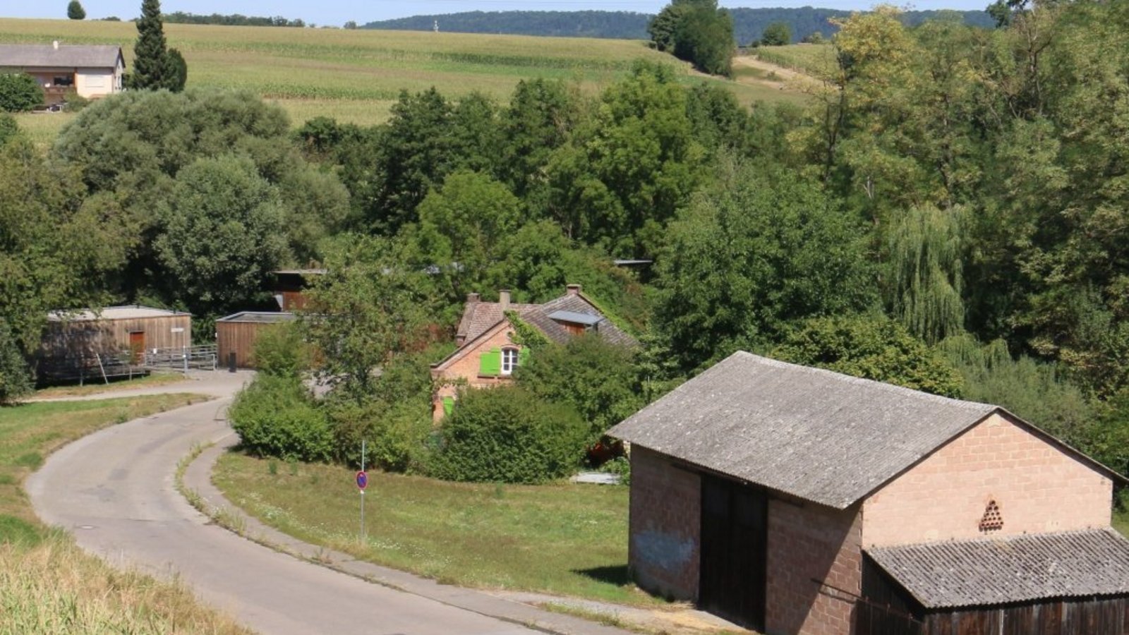 5. Von der Bahnradtrasse hat man von der Fuchsloch-Brücke einen schönen Blick übers Land.