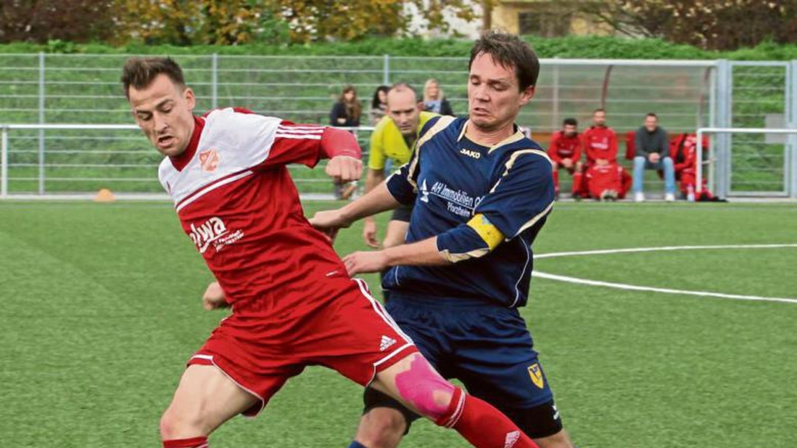 Sascha Diehl (links) vom SC Hohenhaslach kämpft sich auf dem Weg zum 1:1-Ausgleichstreffer durch die Lomersheimer Abwehr und lässt seine Gegner hinter sich. Foto: Bürkle Sascha Diehl (links) vom SC Hohenhaslach kämpft sich auf dem Weg zum 1:1-Ausgleichstreffer durch die Lomersheimer Abwehr und lässt seine Gegner hinter sich. Foto: Bürkle