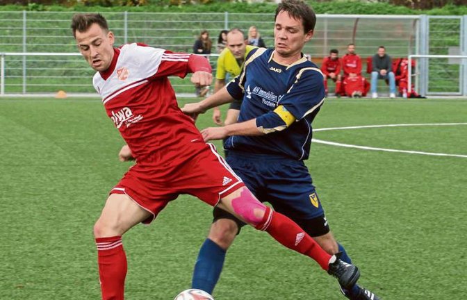 Sascha Diehl (links) vom SC Hohenhaslach kämpft sich auf dem Weg zum 1:1-Ausgleichstreffer durch die Lomersheimer Abwehr und lässt seine Gegner hinter sich. Foto: Bürkle