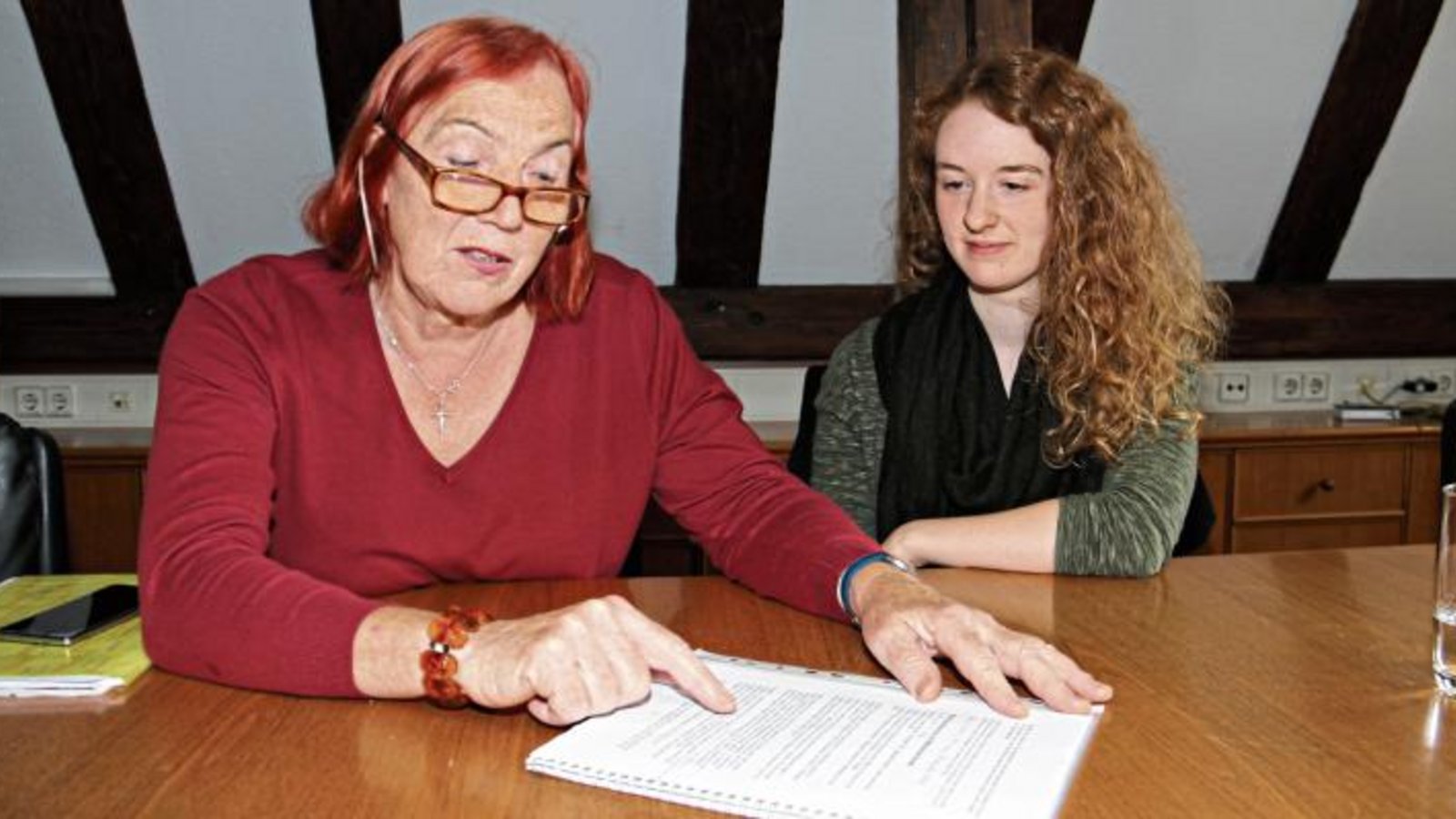 Veronika und Ina Wernstedt mit dem Text für das Stück. Foto: Rücker Veronika und Ina Wernstedt mit dem Text für das Stück. Foto: Rücker
